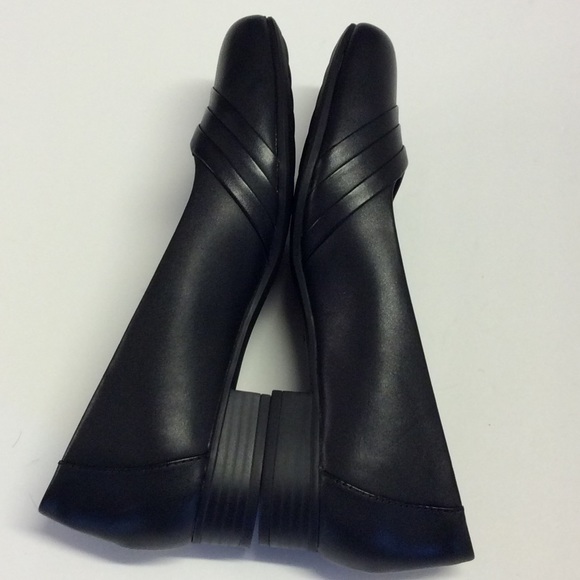 Clarks Shoes - CLARKS Black Leather Shoes. NWOB